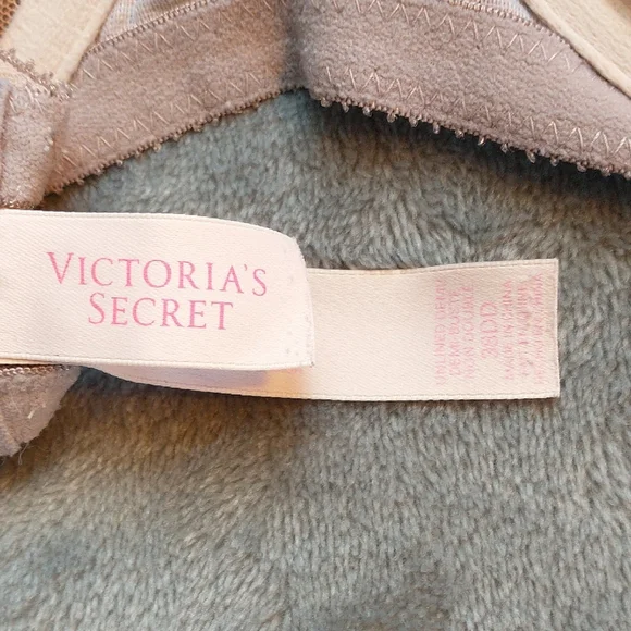 Victoria's Secret Lace Unlined Pink Bra - Picture 2 of 3